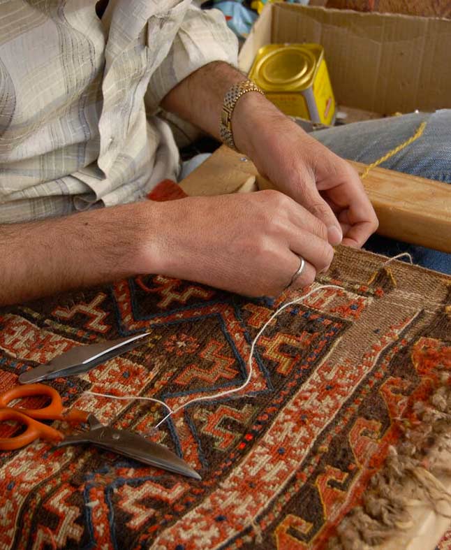 Galerie du Château Tapis d’Orient & Restauration à Brest : Nettoyage, lavage, réparation, restauration de tapis en Bretagne : Profitez de notre expertise en nettoyage et restauration de tapis anciens près de chez vous, en Bretagne. Nos équipes se déplacent pour redonner vie à vos textiles les plus précieux : dépoussiérage / dessablage et nettoyage de tapis. Restauration de tapis et tapisserie, réparation de lisières, franges. Relainage. Création de teinte, ravivement des couleurs, traitement des trames, Galerie du Château Tapis d’Orient & Restauration à Brest