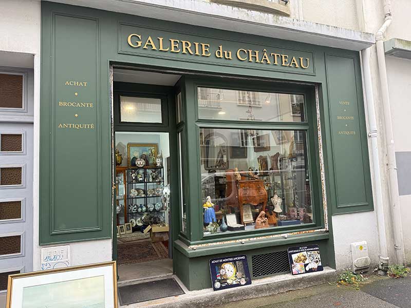 Galerie du Château Tapis d’Orient & Restauration à Brest : Nettoyage, lavage, réparation, restauration de tapis en Bretagne : Profitez de notre expertise en nettoyage et restauration de tapis anciens près de chez vous, en Bretagne. Nos équipes se déplacent pour redonner vie à vos textiles les plus précieux : dépoussiérage / dessablage et nettoyage de tapis. Restauration de tapis et tapisserie, réparation de lisières, franges. Relainage. Création de teinte, ravivement des couleurs, traitement des trames, Galerie du Château Tapis d’Orient & Restauration à Brest
