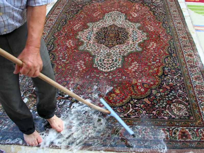Nettoyage de tapis - Galerie du Château Tapis d’Orient & Restauration à Brest intervention en Bretagne : Dépoussiérage, déssablage et nettoyage de tapis et tapisseries anciens. Rénovation de tapis après les dégâts des animaux, mites ...  Galerie du Château Tapis d’Orient & Restauration à Brest