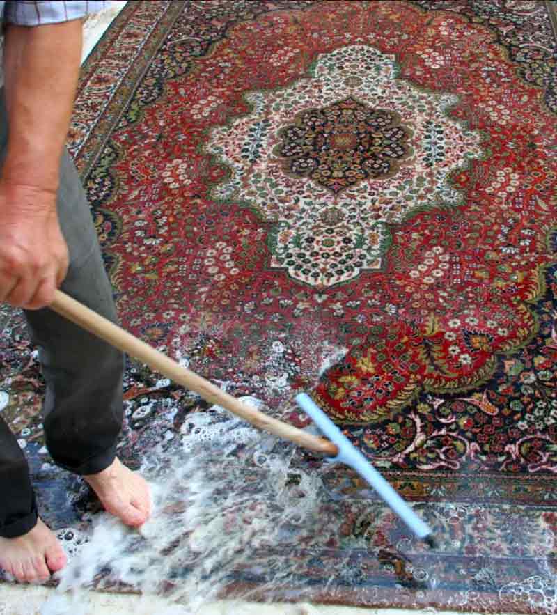 Nettoyage de tapis - Galerie du Château Tapis d’Orient & Restauration à Brest intervention en Bretagne : Dépoussiérage, déssablage et nettoyage de tapis et tapisseries anciens. Rénovation de tapis après les dégâts des animaux, mites ...  Galerie du Château Tapis d’Orient & Restauration à Brest