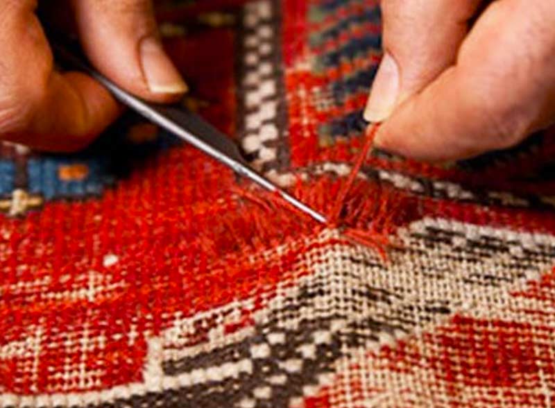 Galerie du Château Tapis d’Orient & Restauration à Brest : Nettoyage, lavage, réparation, restauration de tapis en Bretagne : Profitez de notre expertise en nettoyage et restauration de tapis anciens près de chez vous, en Bretagne. Nos équipes se déplacent pour redonner vie à vos textiles les plus précieux : dépoussiérage / dessablage et nettoyage de tapis. Restauration de tapis et tapisserie, réparation de lisières, franges. Relainage. Création de teinte, ravivement des couleurs, traitement des trames, Galerie du Château Tapis d’Orient & Restauration à Brest