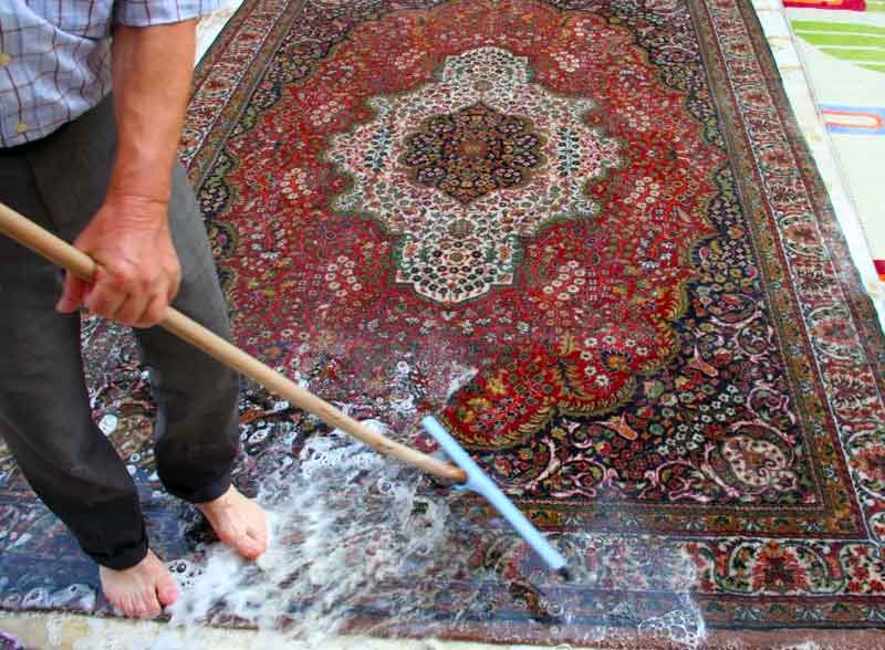 Galerie du Château Tapis d’Orient & Restauration à Brest : Nettoyage, lavage, réparation, restauration de tapis en Bretagne : Profitez de notre expertise en nettoyage et restauration de tapis anciens près de chez vous, en Bretagne. Nos équipes se déplacent pour redonner vie à vos textiles les plus précieux : dépoussiérage / dessablage et nettoyage de tapis. Restauration de tapis et tapisserie, réparation de lisières, franges. Relainage. Création de teinte, ravivement des couleurs, traitement des trames, Galerie du Château Tapis d’Orient & Restauration à Brest