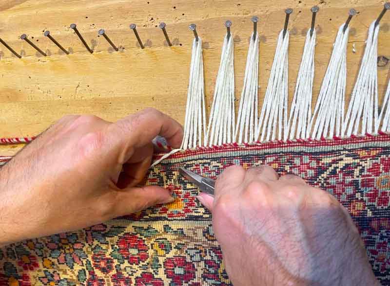Galerie du Château Tapis d’Orient & Restauration à Brest : Nettoyage, lavage, réparation, restauration de tapis en Bretagne : Profitez de notre expertise en nettoyage et restauration de tapis anciens près de chez vous, en Bretagne. Nos équipes se déplacent pour redonner vie à vos textiles les plus précieux : dépoussiérage / dessablage et nettoyage de tapis. Restauration de tapis et tapisserie, réparation de lisières, franges. Relainage. Création de teinte, ravivement des couleurs, traitement des trames, Galerie du Château Tapis d’Orient & Restauration à Brest