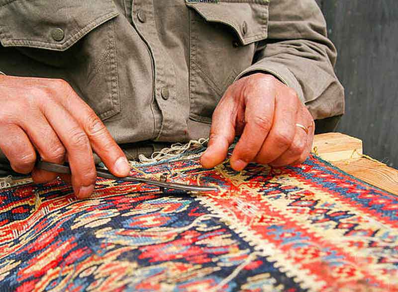 Galerie du Château Tapis d’Orient & Restauration à Brest : Nettoyage, lavage, réparation, restauration de tapis en Bretagne : Profitez de notre expertise en nettoyage et restauration de tapis anciens près de chez vous, en Bretagne. Nos équipes se déplacent pour redonner vie à vos textiles les plus précieux : dépoussiérage / dessablage et nettoyage de tapis. Restauration de tapis et tapisserie, réparation de lisières, franges. Relainage. Création de teinte, ravivement des couleurs, traitement des trames, Galerie du Château Tapis d’Orient & Restauration à Brest