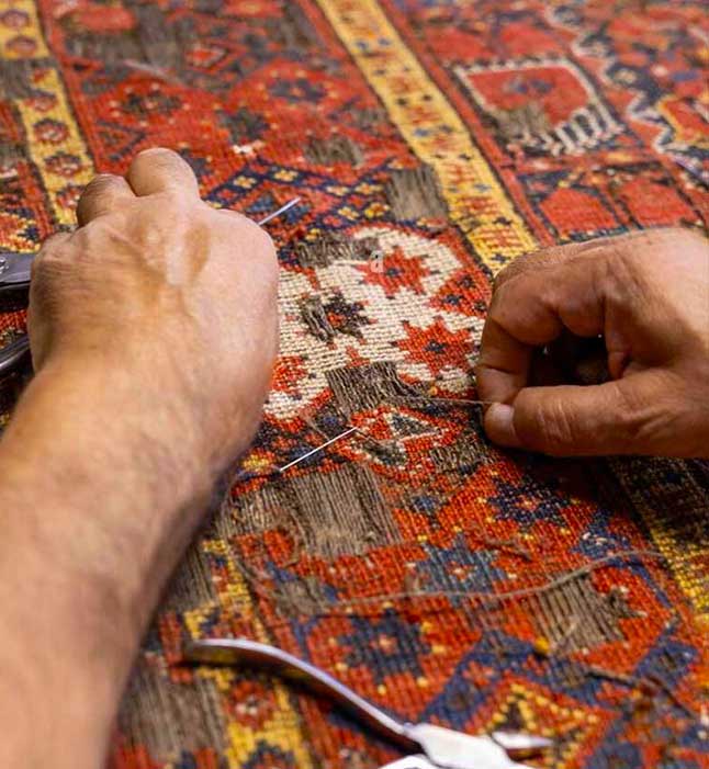 Réparation tapis et tapisserie - Galerie du Château Tapis d’Orient & Restauration à Brest et toute la Bretagne : Réparation restauration de tapis et tapisserie : réparation des lisières, restauration des franges de tapis, traitement des trames, resserrage des nœuds de tapis, en Bretagne.