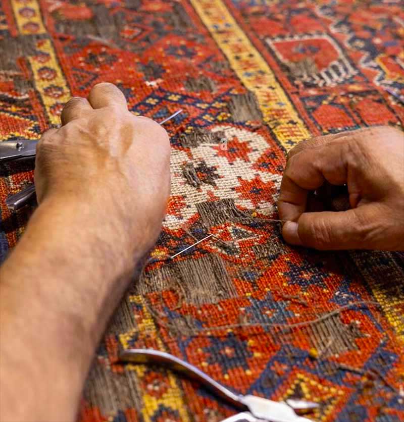Réparation tapis et tapisserie - Galerie du Château Tapis d’Orient & Restauration à Brest et toute la Bretagne : Réparation restauration de tapis et tapisserie : réparation des lisières, restauration des franges de tapis, traitement des trames, resserrage des nœuds de tapis, en Bretagne.